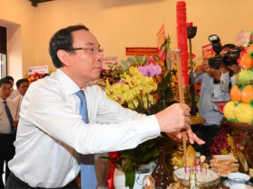  - Lãnh đạo TPHCM dâng hương, dâng hoa tưởng nhớ Chủ tịch Hồ Chí Minh, Chủ tịch Tôn Đức Thắng
