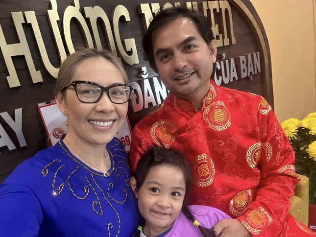 Diễn viên Đức Tiến đột ngột qua đời, vợ hoa hậu nhắn nhủ nghẹn ngào: "Em và con cần anh" - 1