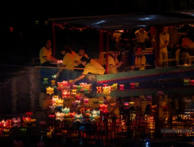 Lễ hội - Người dân TP.HCM xuống đường thả hoa đăng mừng đại lễ Phật Đản 2024