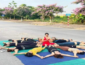  - Xử phạt nhóm người tập Yoga nằm giữa đường để chụp ảnh