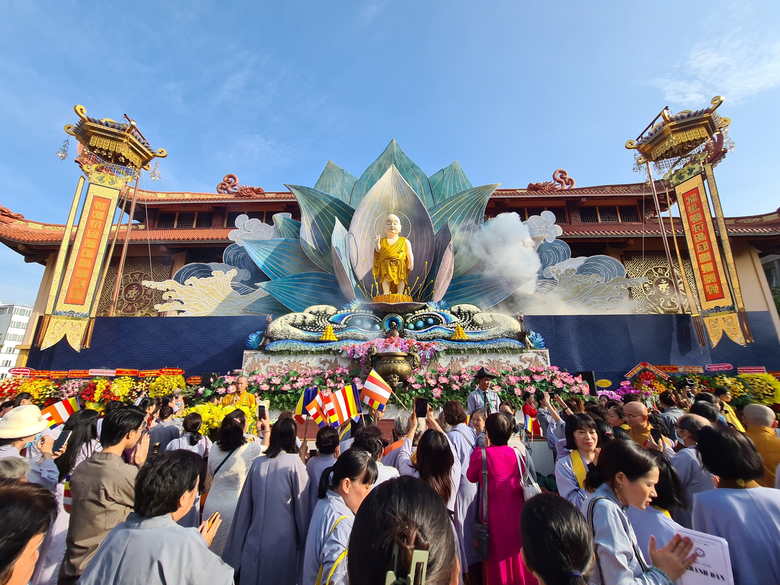 Đông đảo Phật tử tham dự Đại lễ Phật đản, cầu mong phúc báu, an lành - 1