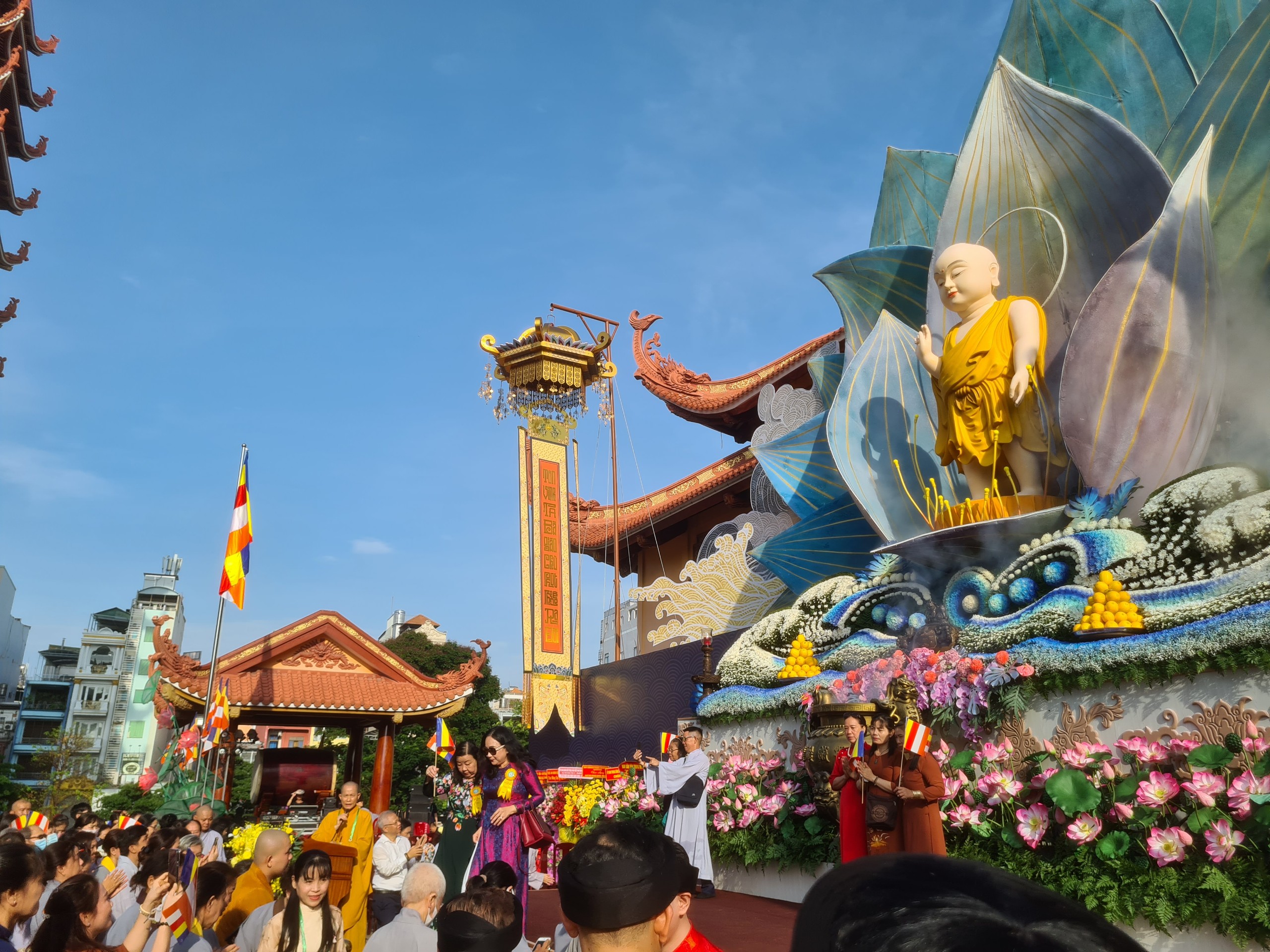 Đông đảo Phật tử tham dự Đại lễ Phật đản, cầu mong phúc báu, an lành - 5
