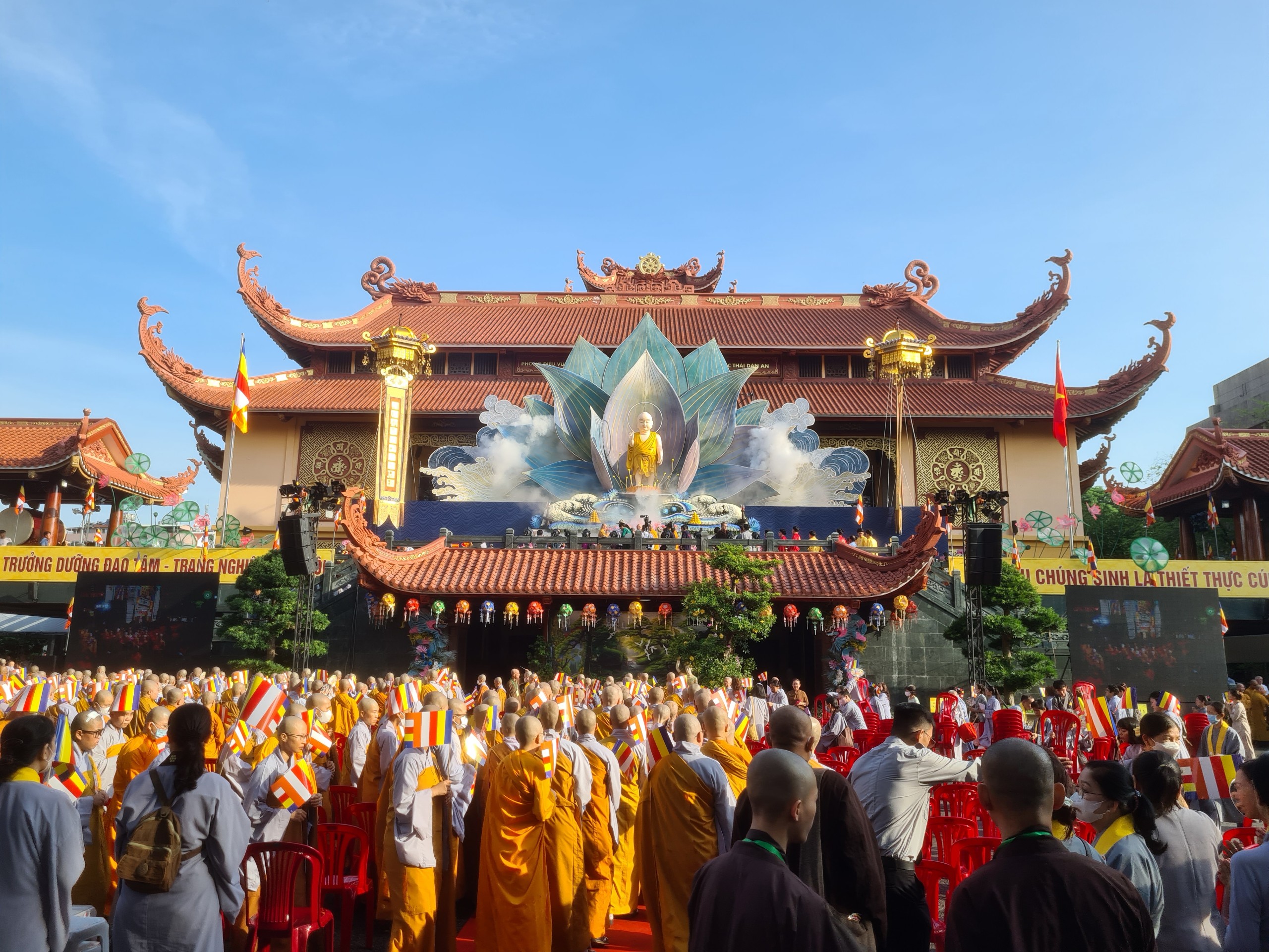 Đông đảo Phật tử tham dự Đại lễ Phật đản, cầu mong phúc báu, an lành - 6