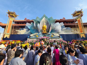 Lễ hội - Đông đảo Phật tử tham dự Đại lễ Phật đản, cầu mong phúc báu, an lành