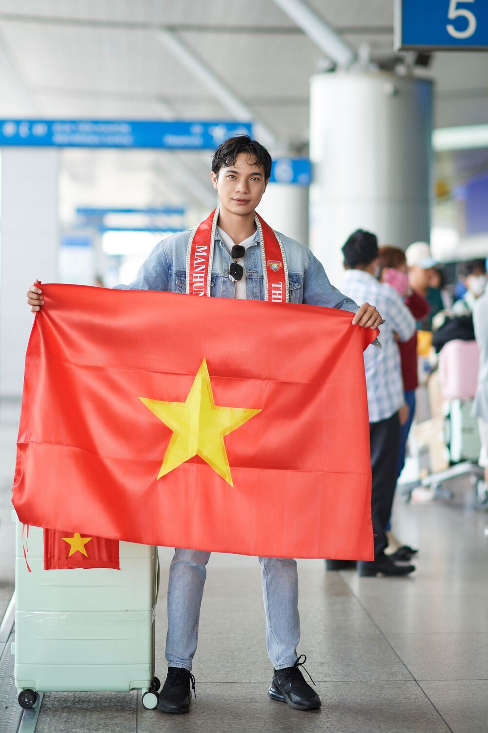 Á vương Hoàng Sơn mang trang phục dân tộc "Rồng Thiêng" thi Manhunt International 2024 - 5