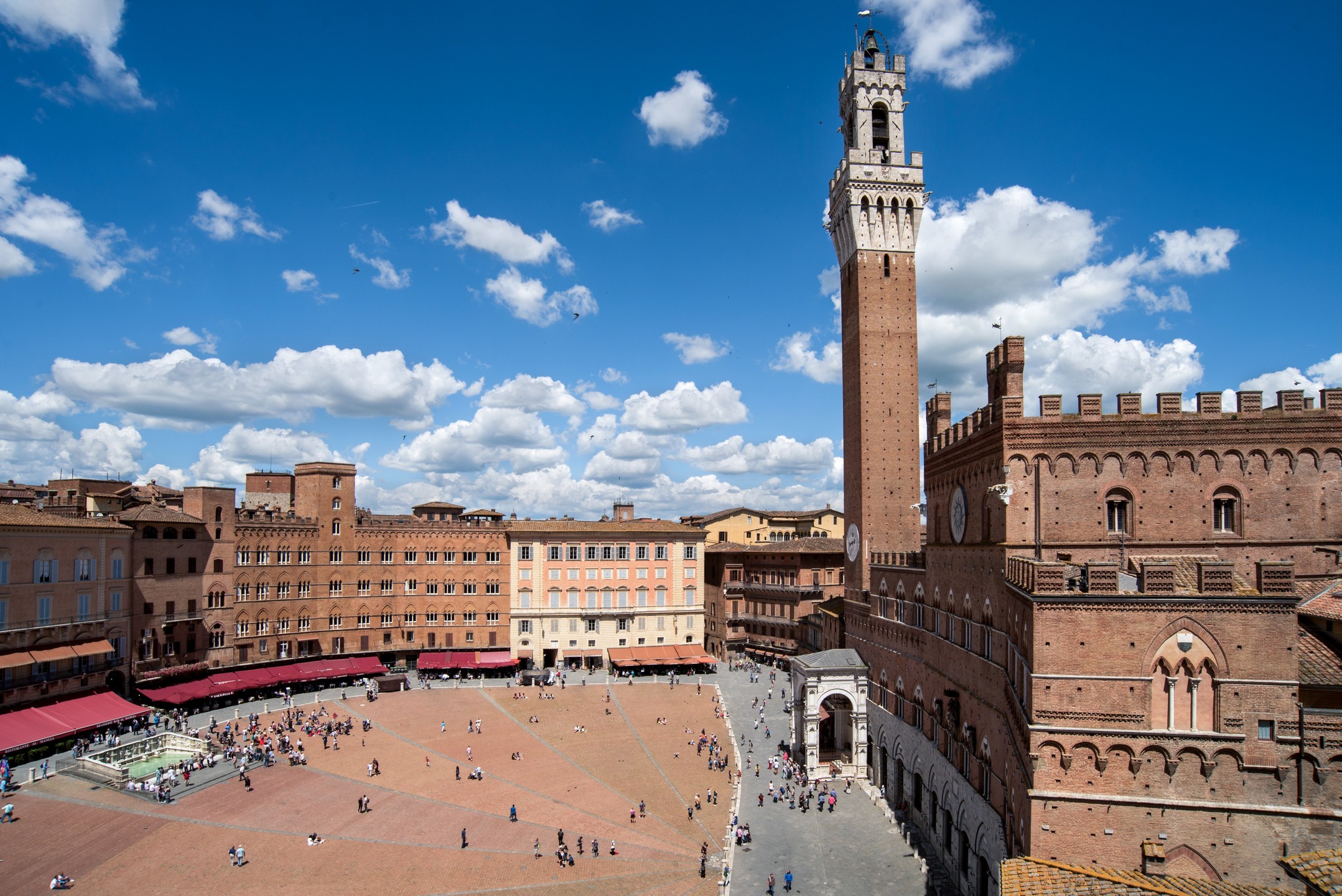 Đắm chìm trong thế giới cổ tích lãng mạn Siena