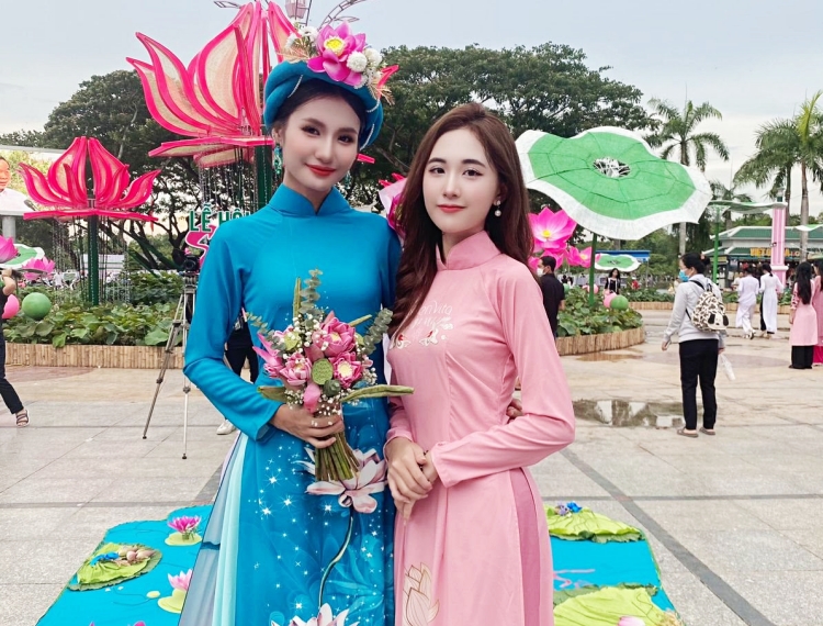 Hoa hậu Môi Trường Thế Giới mặc áo dài hoa sen cổ vũ du lịch Đồng Tháp