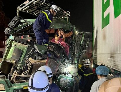 Tin trong nước - Hà Nội: Đầu ô tô tải bẹp rúm sau va chạm xe container, tài xế mắc kẹt trong cabin