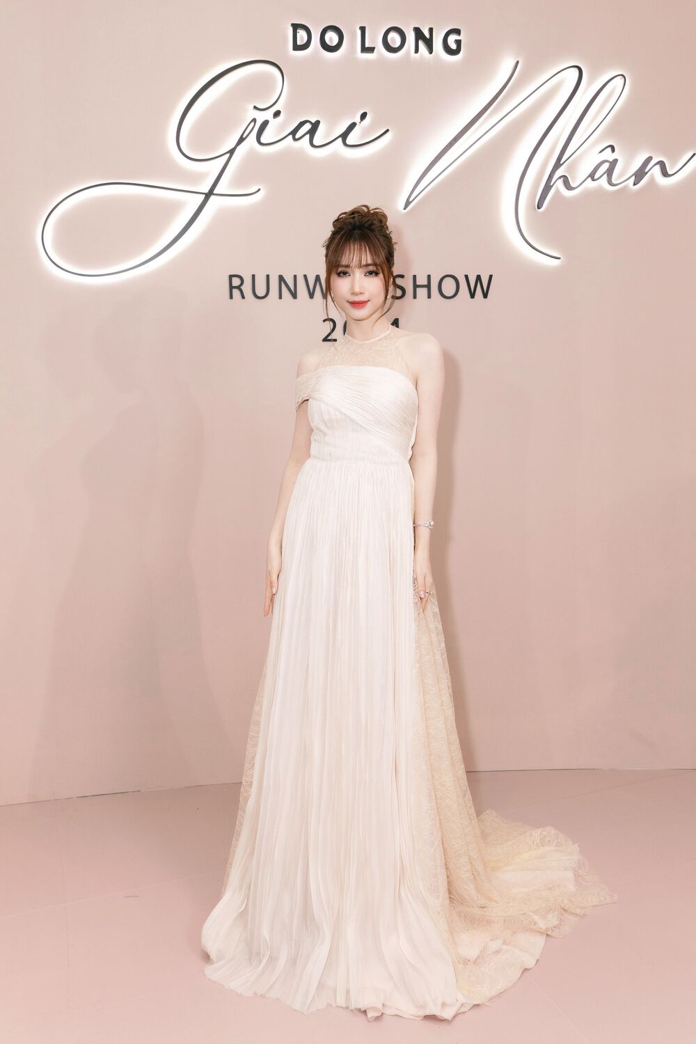 Vợ chồng Trấn Thành - Hari Won dính như sam, ca sĩ Thủy Tiên đẹp kiêu kỳ tham dự show thời trang - 5