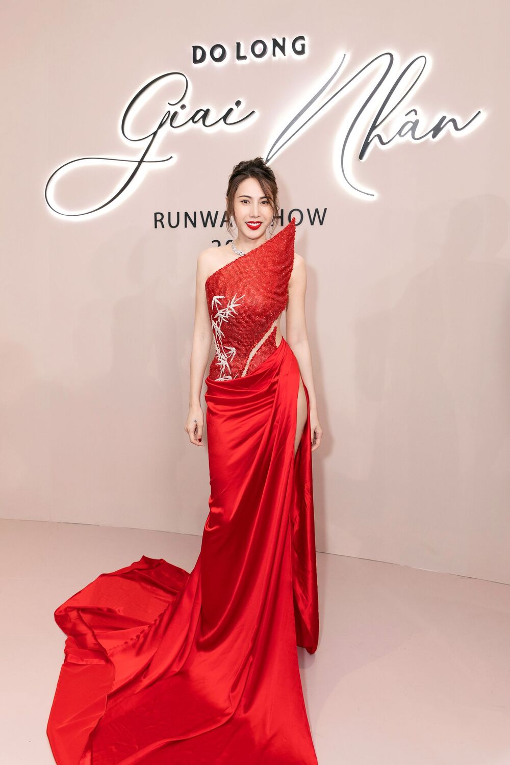 Vợ chồng Trấn Thành - Hari Won dính như sam, ca sĩ Thủy Tiên đẹp kiêu kỳ tham dự show thời trang - 4