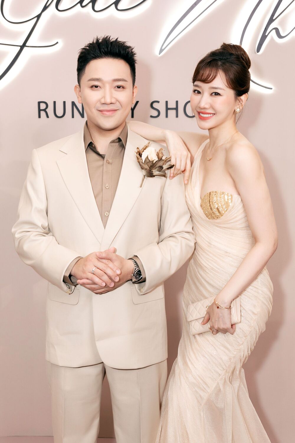 Vợ chồng Trấn Thành - Hari Won dính như sam, ca sĩ Thủy Tiên đẹp kiêu kỳ tham dự show thời trang - 2