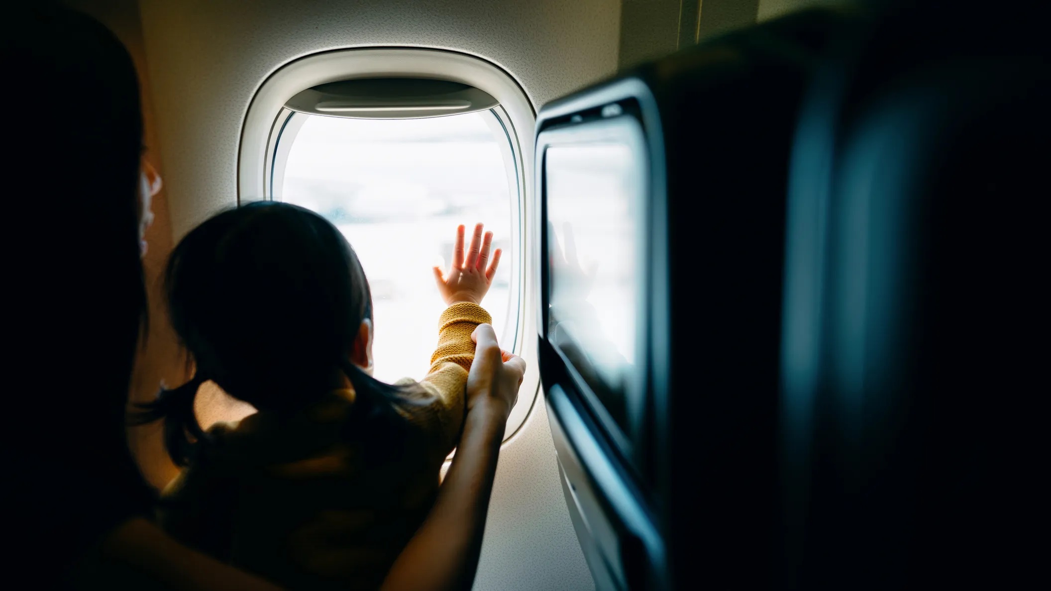 Bí quyết giúp bậc cha mẹ kiểm soát tình hình khi trẻ nhỏ gây rối trên máy bay - 1