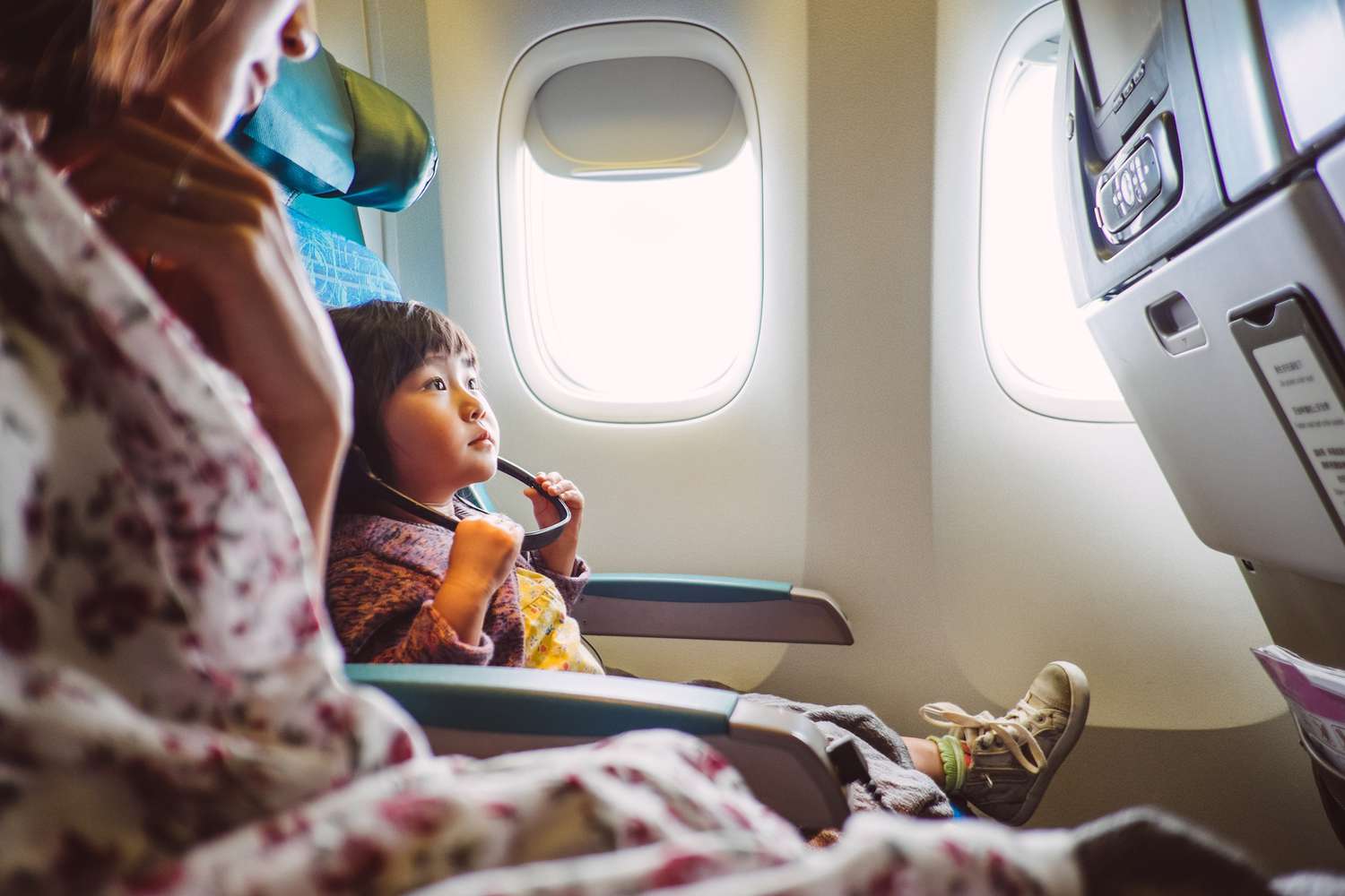 Bí quyết giúp bậc cha mẹ kiểm soát tình hình khi trẻ nhỏ gây rối trên máy bay - 3