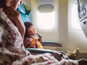 Chia sẻ kiến thức - Bí quyết giúp bậc cha mẹ kiểm soát tình hình khi trẻ nhỏ gây rối trên máy bay