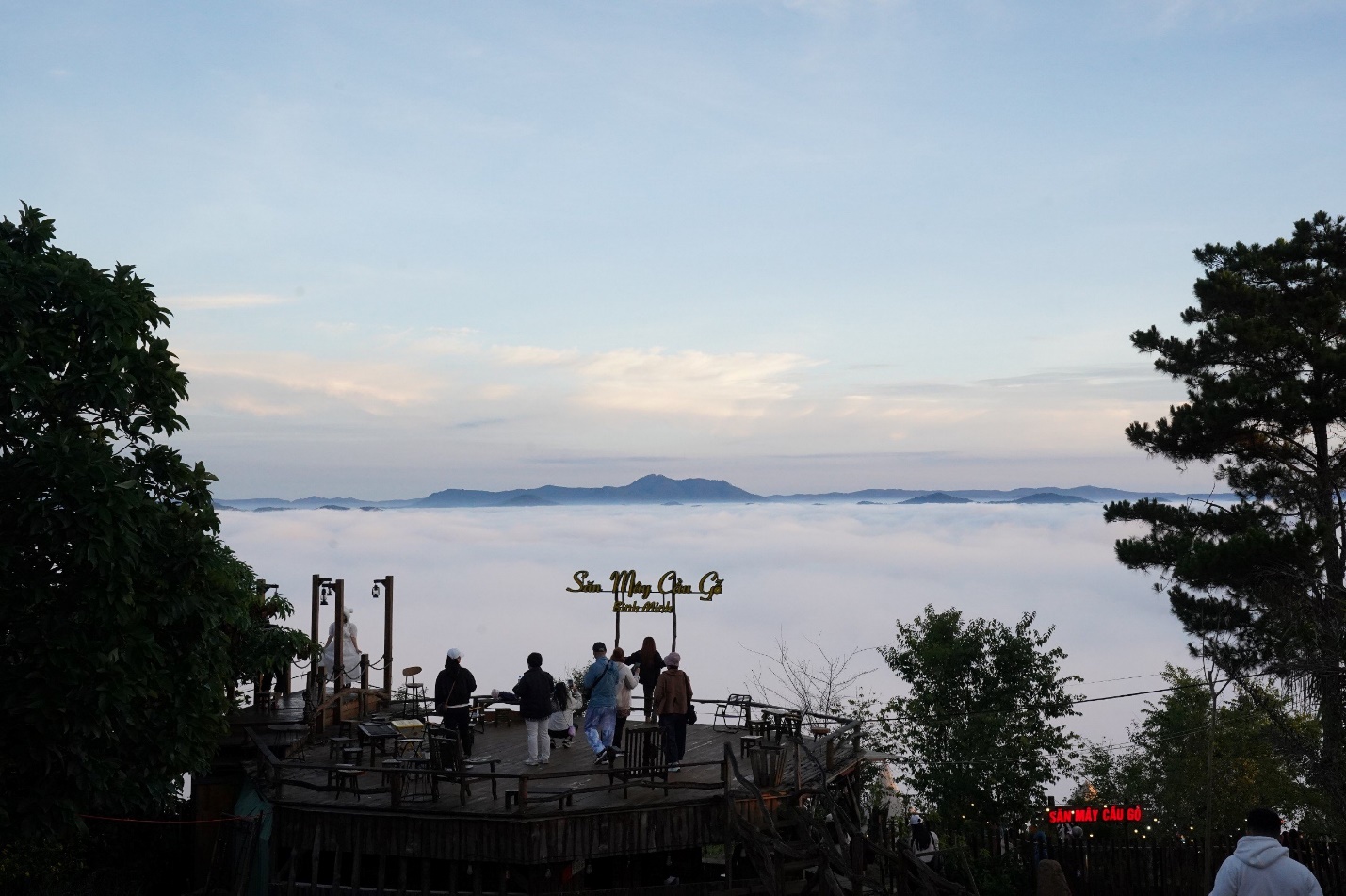 Đón bình minh bồng bềnh giữa 'biển' mây tại Đà Lạt - 8