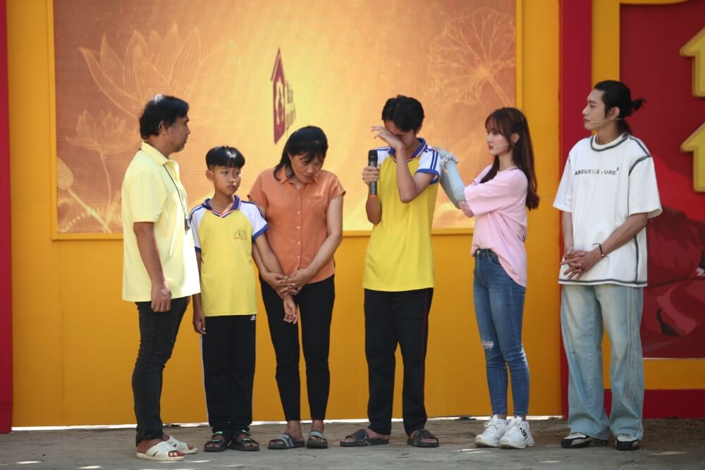 Quyền Linh, Quang Đăng, Jang Mi khóc nghẹn khi chứng kiến hoàn cảnh của trẻ mồ côi - 2