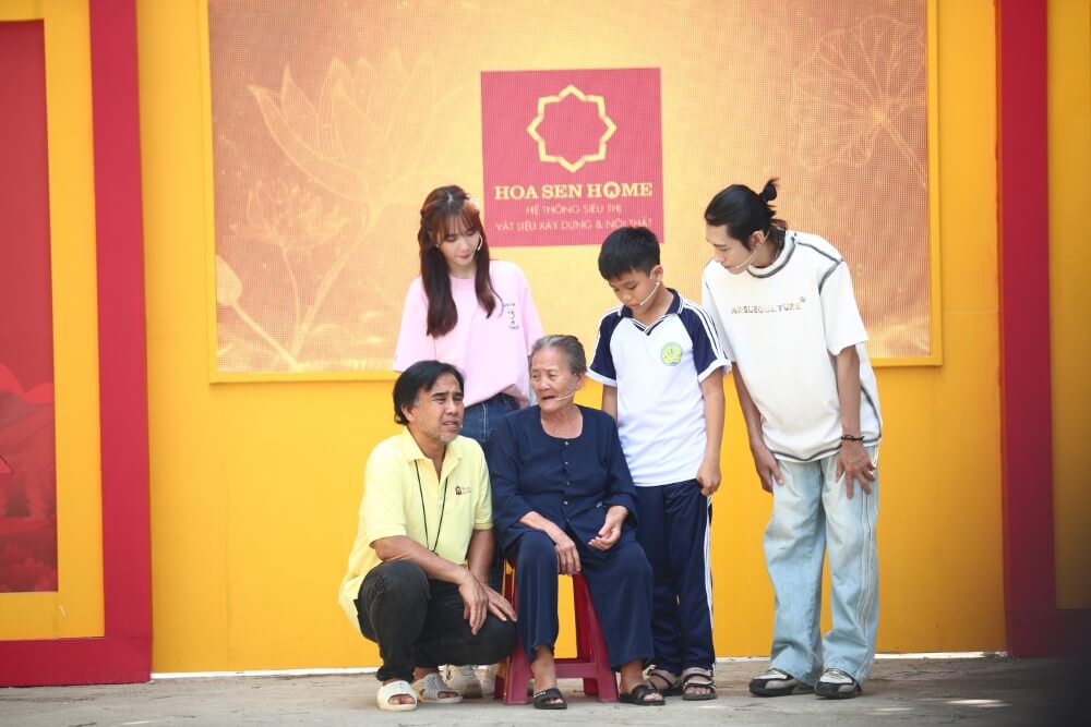 Quyền Linh, Quang Đăng, Jang Mi khóc nghẹn khi chứng kiến hoàn cảnh của trẻ mồ côi - 4