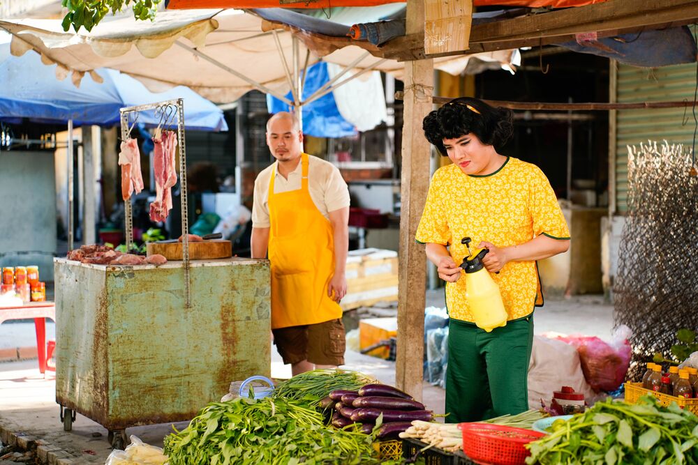 Duy Khương giả gái quyết “giành người yêu” cùng Lê Nhân trong trailer phim đầu tay “Chợ tình” - 1