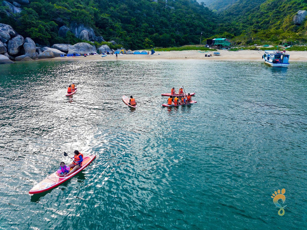 Đến Vịnh Vân Phong tắm biển trong xanh, khám phá thiên nhiên hoang sơ - 3