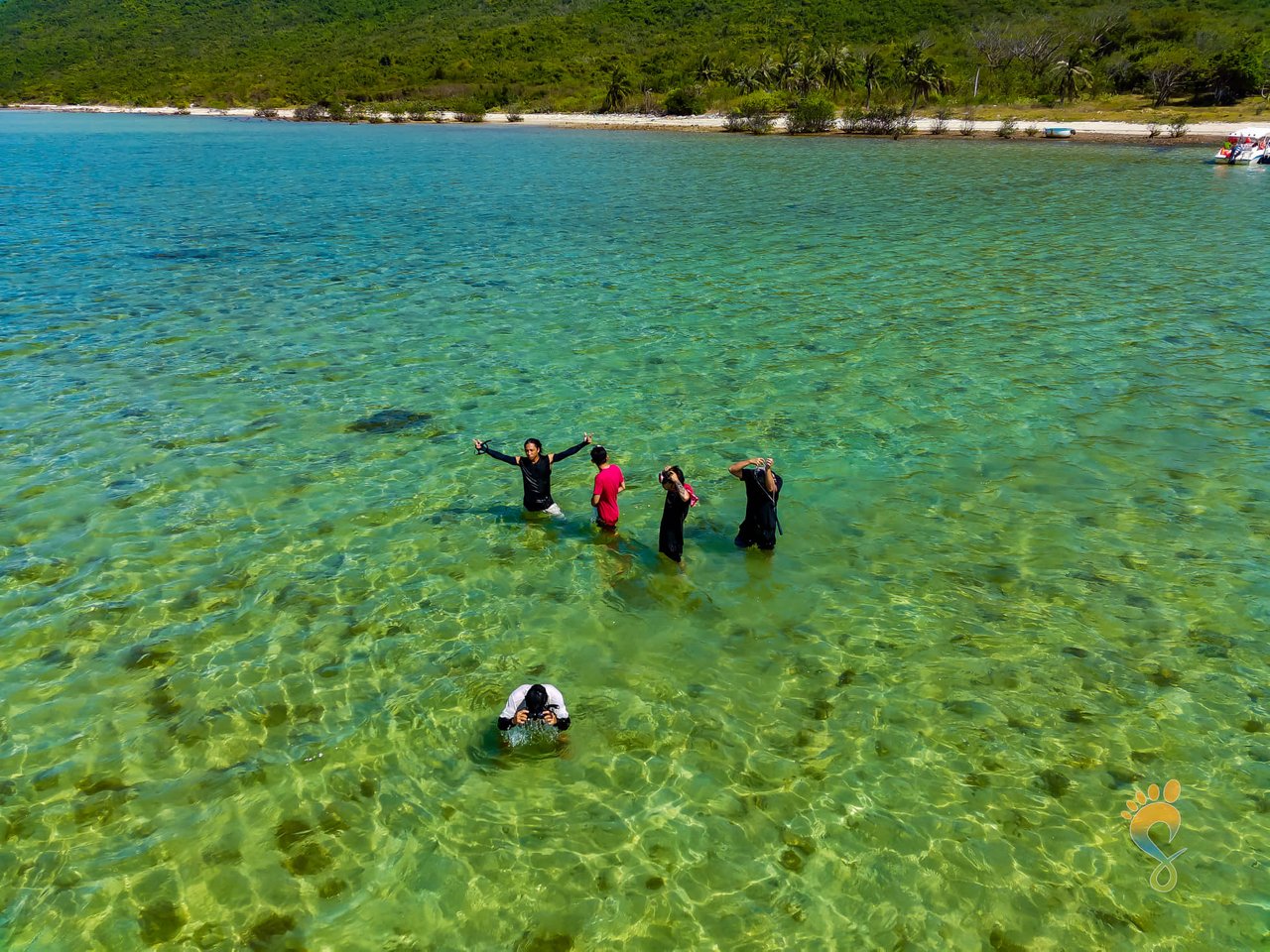 Đến Vịnh Vân Phong tắm biển trong xanh, khám phá thiên nhiên hoang sơ - 8