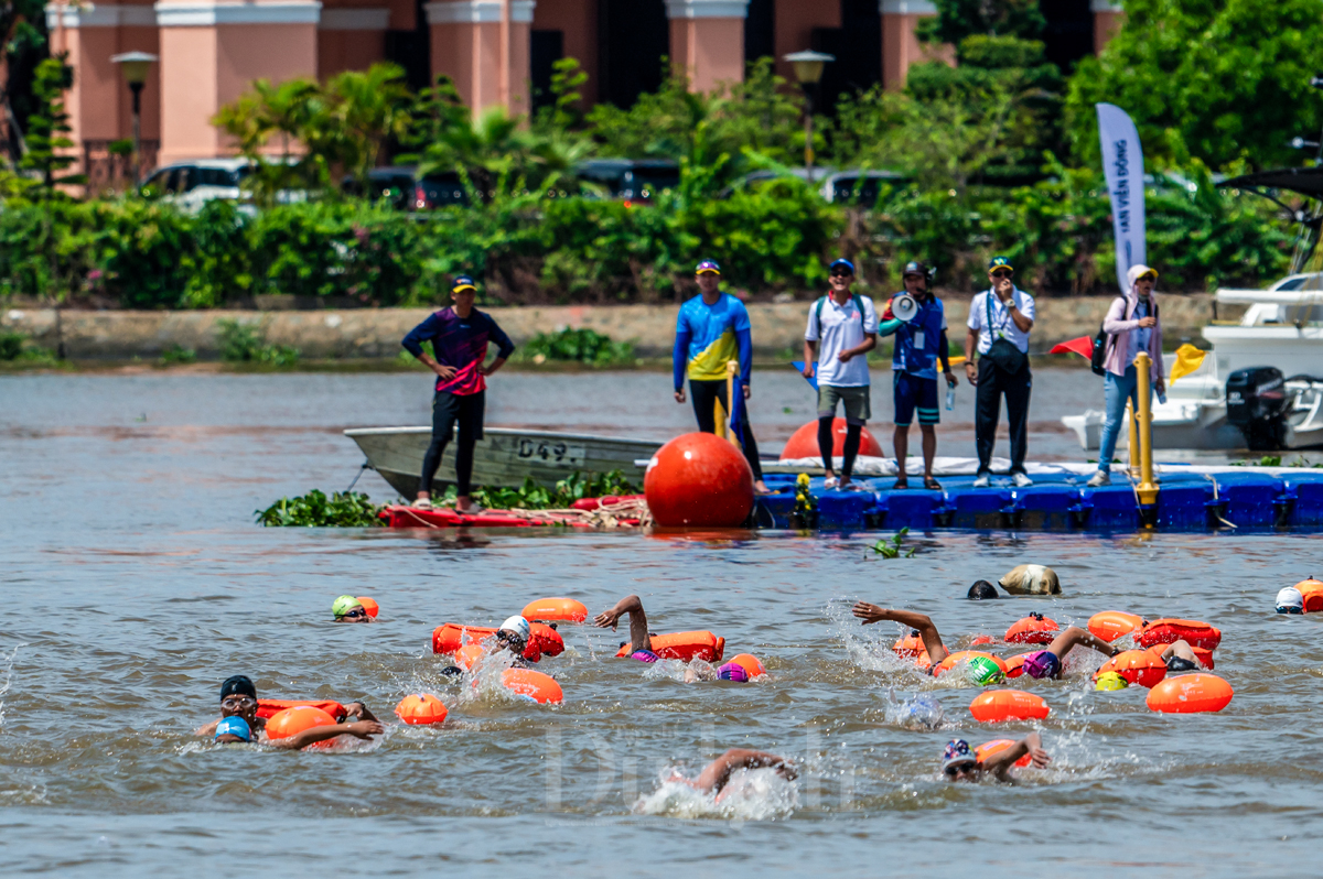 Gần 600 vận động viên hào hứng tham dự giải bơi và ván chèo vượt sông Sài Gòn - 8