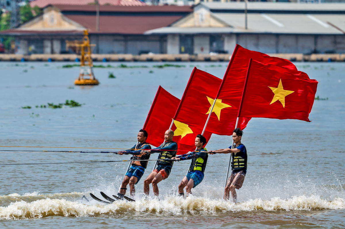 Gần 600 vận động viên hào hứng tham dự giải bơi và ván chèo vượt sông Sài Gòn - 2