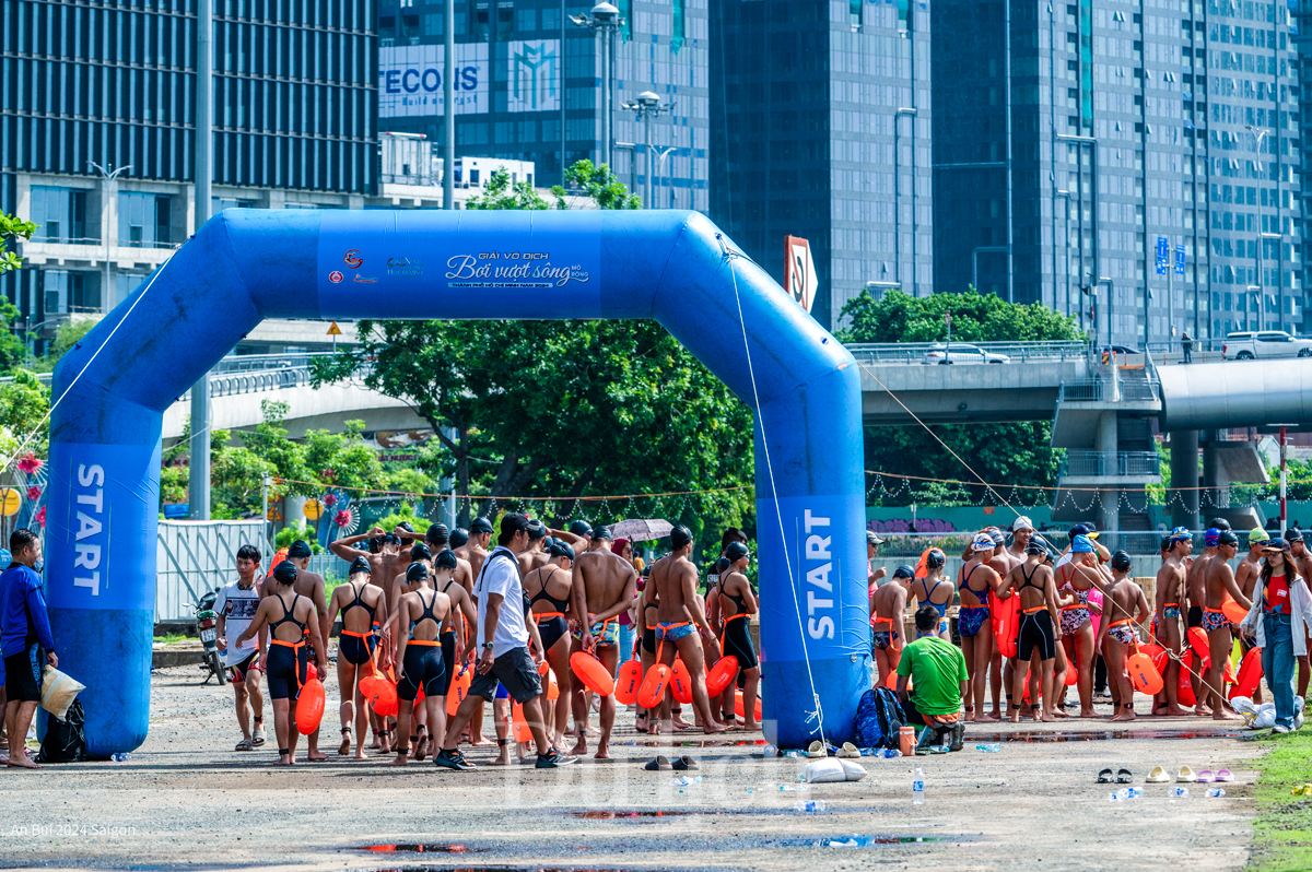 Gần 600 vận động viên hào hứng tham dự giải bơi và ván chèo vượt sông Sài Gòn - 4
