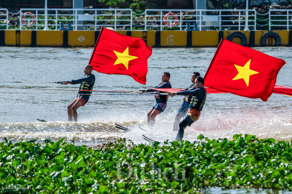 Gần 600 vận động viên hào hứng tham dự giải bơi và ván chèo vượt sông Sài Gòn - 1