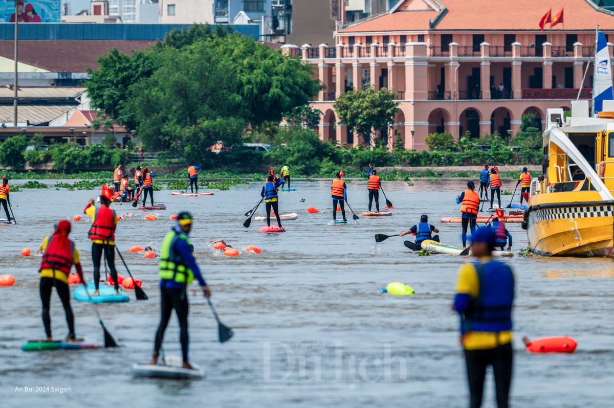 Gần 600 vận động viên hào hứng tham dự giải bơi và ván chèo vượt sông Sài Gòn - 11