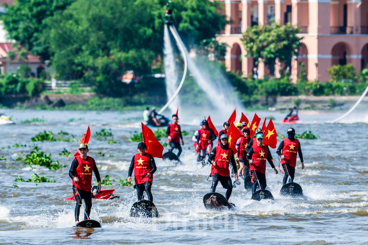 Gần 600 vận động viên hào hứng tham dự giải bơi và ván chèo vượt sông Sài Gòn - 3