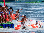 Gần 600 vận động viên hào hứng tham dự giải bơi và ván chèo vượt sông Sài Gòn