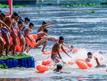 Giải trí - Gần 600 vận động viên hào hứng tham dự giải bơi và ván chèo vượt sông Sài Gòn