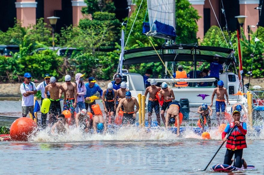 Gần 600 vận động viên hào hứng tham dự giải bơi và ván chèo vượt sông Sài Gòn - 5