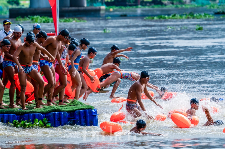Gần 600 vận động viên hào hứng tham dự giải bơi và ván chèo vượt sông Sài Gòn - 6