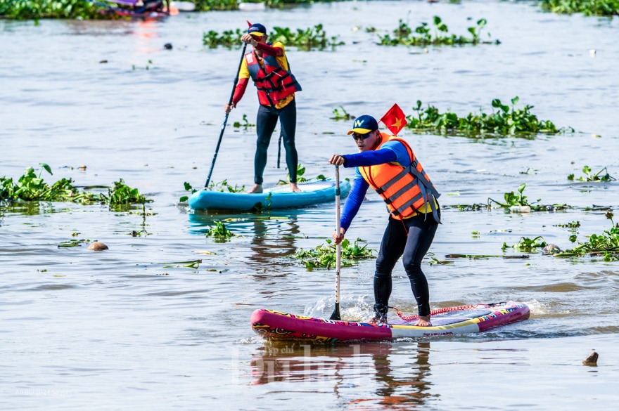 Gần 600 vận động viên hào hứng tham dự giải bơi và ván chèo vượt sông Sài Gòn - 10
