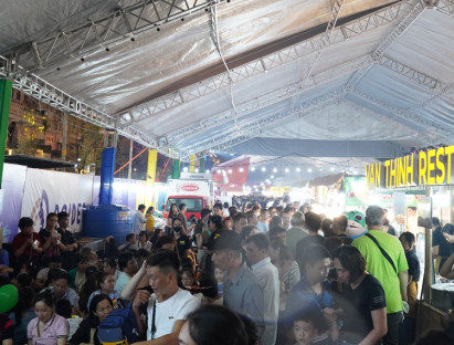 Lễ hội - Giới trẻ vui chơi, ăn uống ‘xuyên đêm’ tại Lễ hội Sông nước TP.HCM