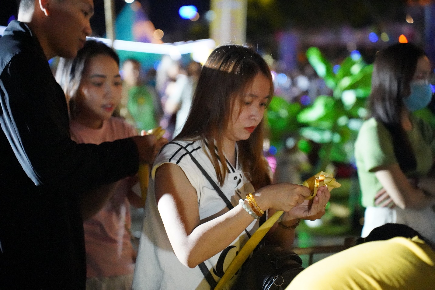 Giới trẻ vui chơi, ăn uống ‘xuyên đêm’ tại Lễ hội Sông nước TP.HCM - 12