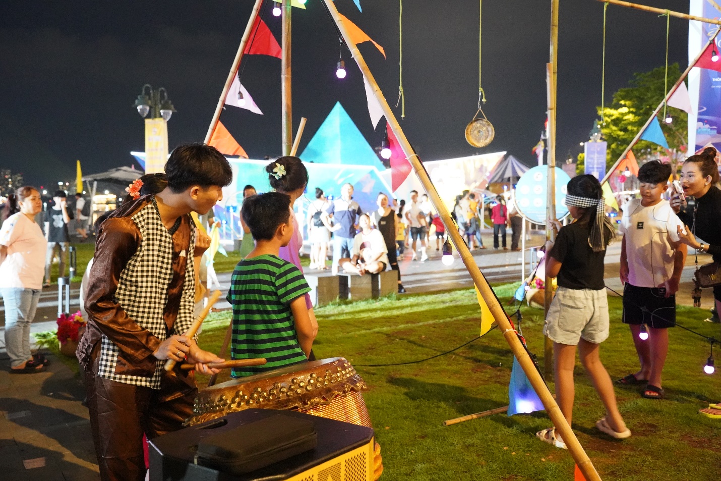 Giới trẻ vui chơi, ăn uống ‘xuyên đêm’ tại Lễ hội Sông nước TP.HCM - 15