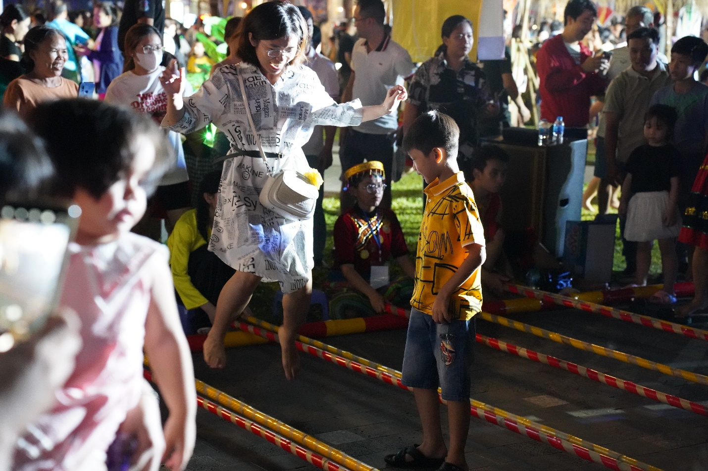 Giới trẻ vui chơi, ăn uống ‘xuyên đêm’ tại Lễ hội Sông nước TP.HCM - 14