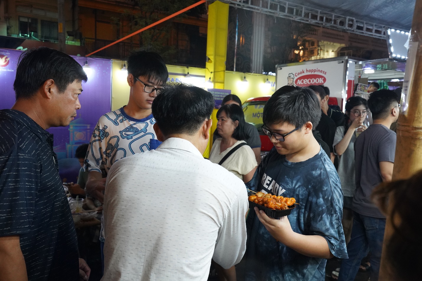 Giới trẻ vui chơi, ăn uống ‘xuyên đêm’ tại Lễ hội Sông nước TP.HCM - 2