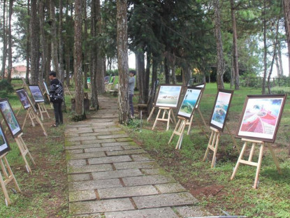 Giải trí - Du khách thích thú với triển lãm ảnh “Cao nguyên xanh” tại Đà Lạt
