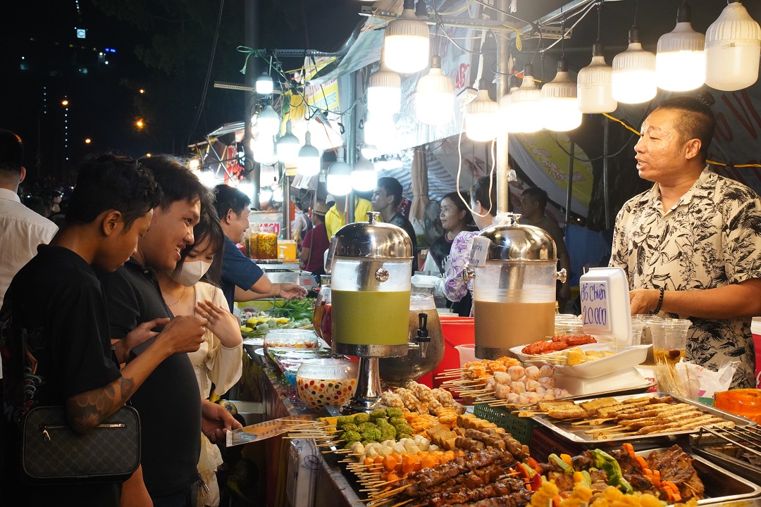 Dòng người chen chân tại tuần lễ trái cây 'Trên bến dưới thuyền' - 12