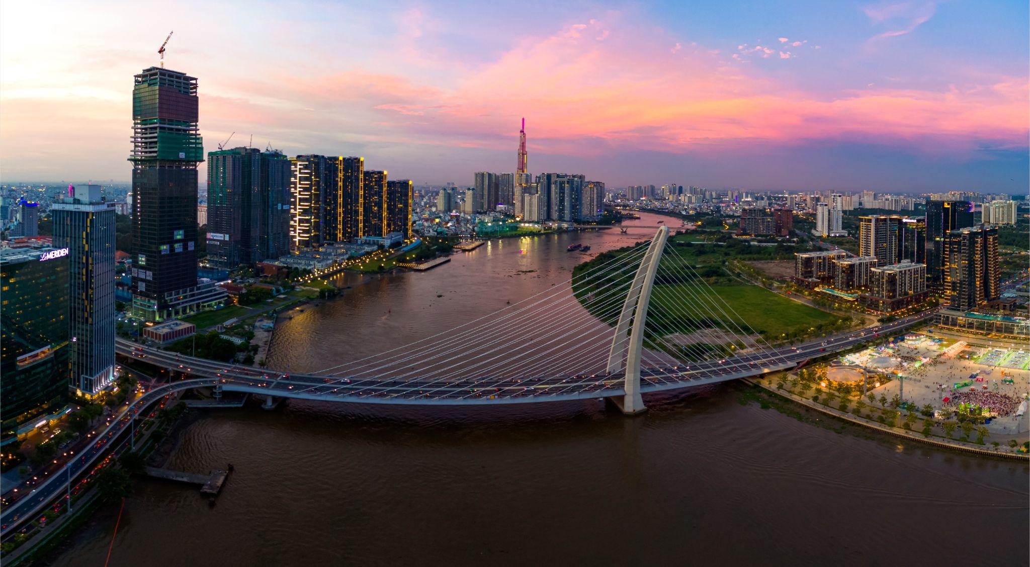 ngam nhin bieu tuong moi cua tp.hcm tu tren cao - 2