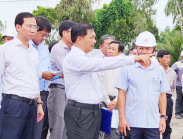 Chủ tịch tỉnh Sóc Trăng kiểm tra dự án, gỡ khó cho nhà thầu làm đường cao tốc