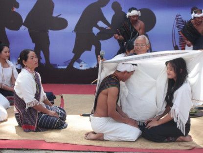Chuyện hay - Đông đảo du khách đến xem cô gái đi 'bắt chồng'