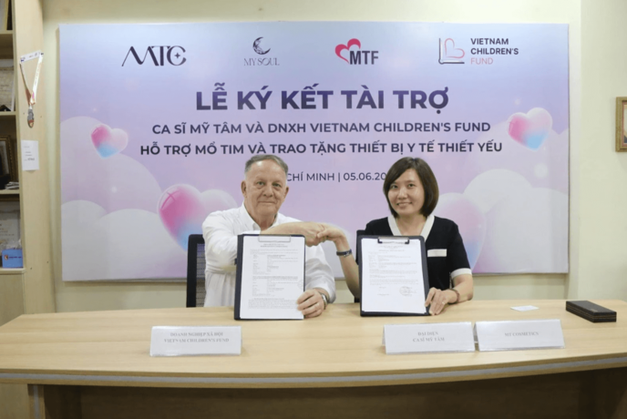 Mỹ Tâm trao tặng 200 triệu đồng từ lợi nhuận bán nước hoa cho Quỹ Trẻ em Việt Nam - 1