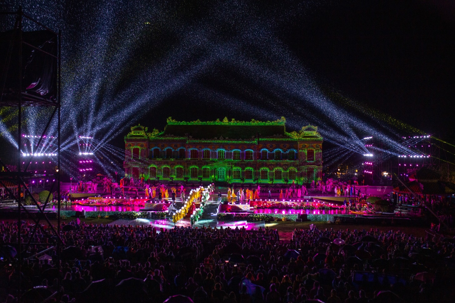 Chiêm ngưỡng cung điện triệu đô lộng lẫy trong đêm khai mạc Tuần lễ Festival Huế - 10