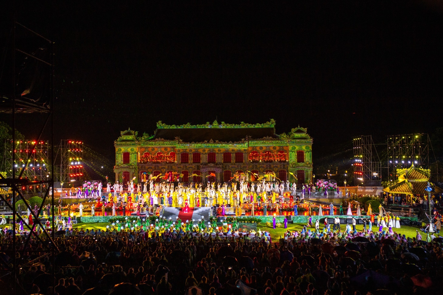 Chiêm ngưỡng cung điện triệu đô lộng lẫy trong đêm khai mạc Tuần lễ Festival Huế - 2