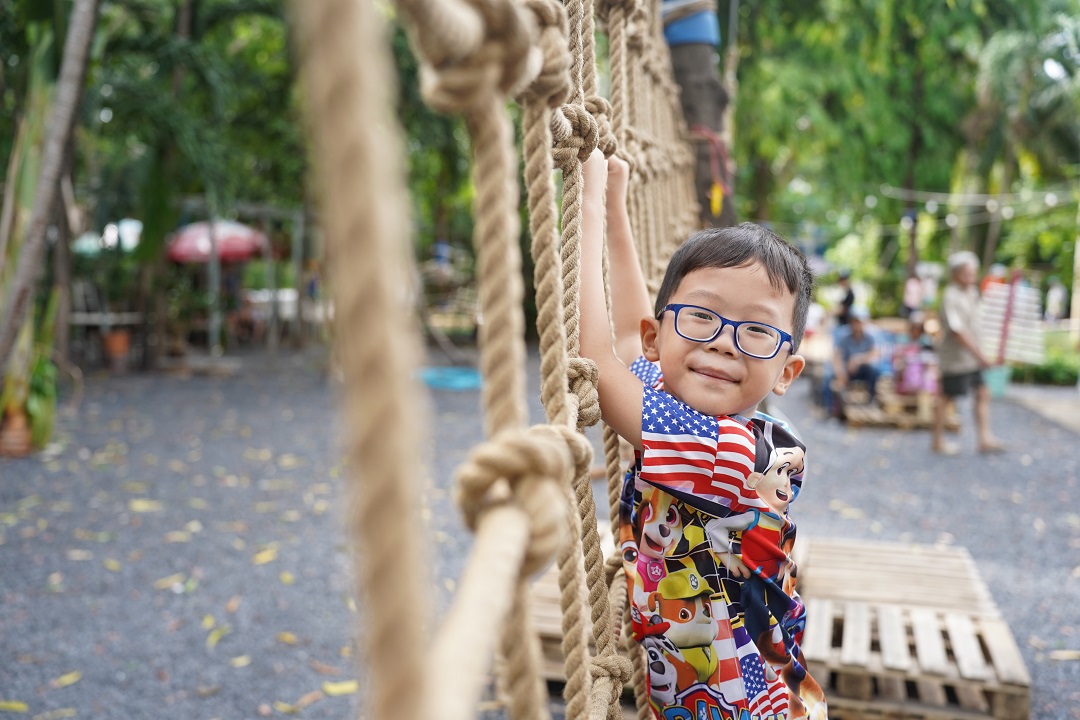 vao he, cong vien tai tp.hcm mo khu tro choi van dong mien phi cho tre em - 1