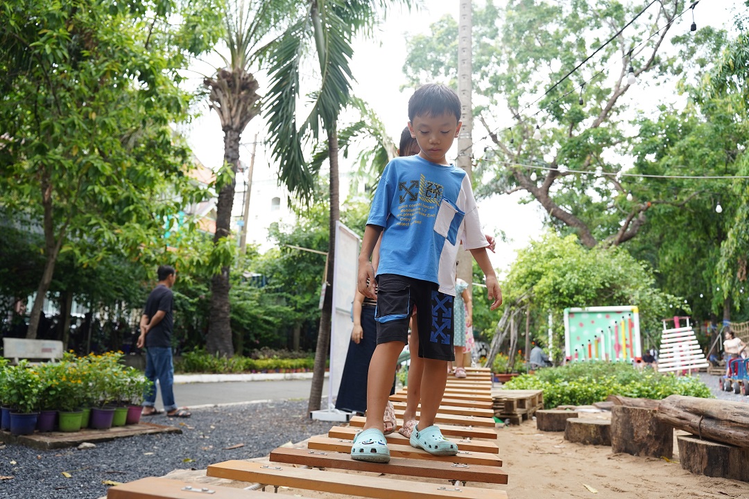 vao he, cong vien tai tp.hcm mo khu tro choi van dong mien phi cho tre em - 10
